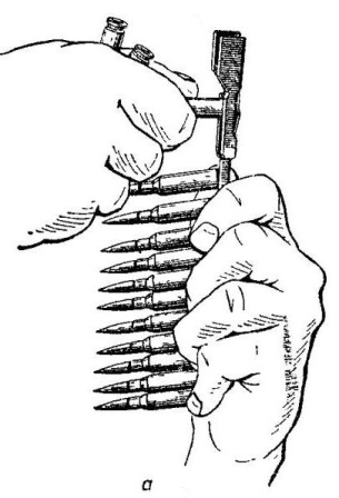 Рис. 64. Снаряжение обоймы патронами: