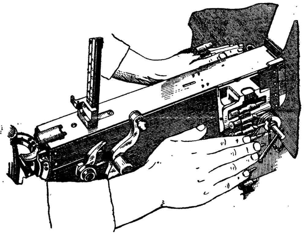 Рис. 57. Заряжание пулемета. Как отпустить рукоятку