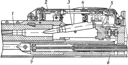 Рис. 22. Досылание патрона в патронник: